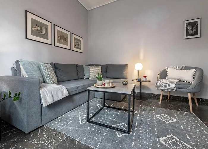 Nadia\'S Apartment , Athens